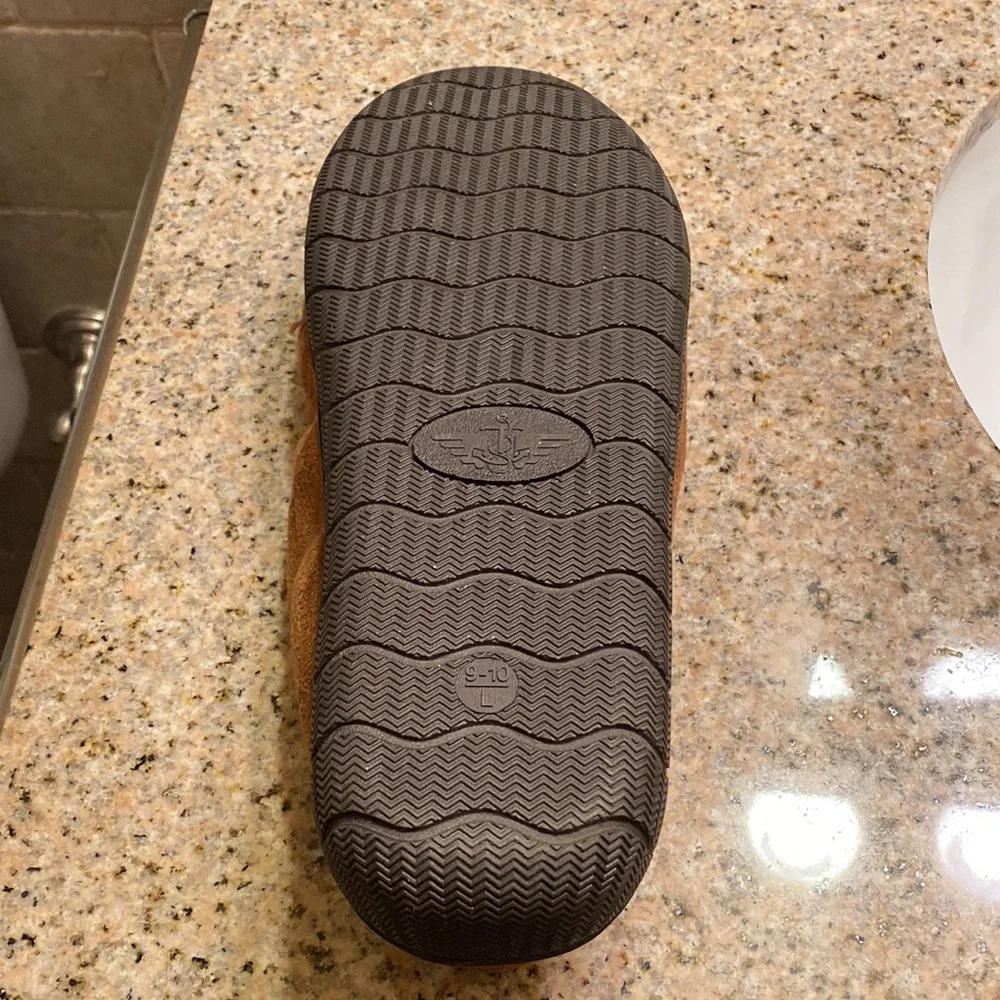 Dockers Moccasin style super comfy slippers. NWOT. Size 8/9 - Picture 3 of 4